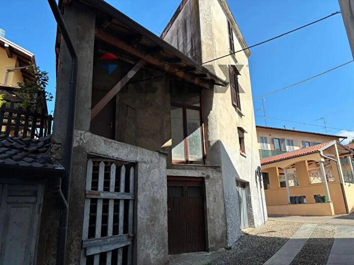 Casa bilocale in vendita in Via Matteotti, Castronno