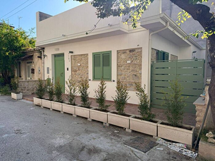 Appartamento bilocale in affitto in Via Duca della Vittoria, Locri