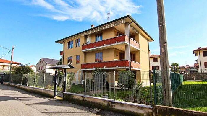 Casa con 8 locali in vendita in Via Milano Cogliate, Cogliate