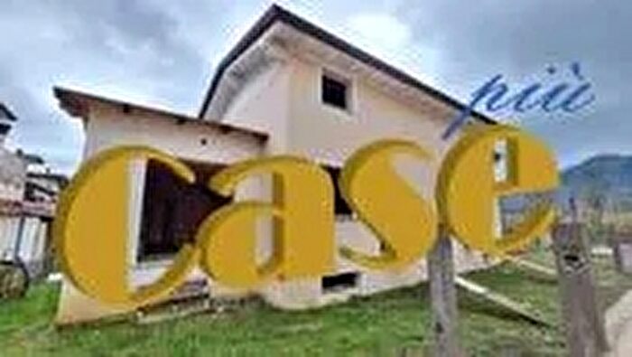 Casa con 8 locali in vendita in Camaiore