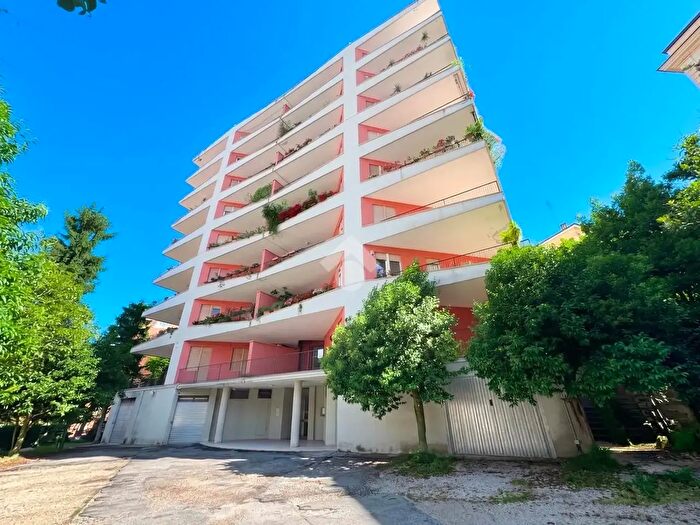 Appartamento con 5 locali in vendita in Via Luigi Colazilli, Chieti