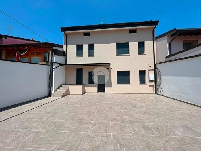 Appartamento trilocale in vendita in Via Maglio, Castelcovati