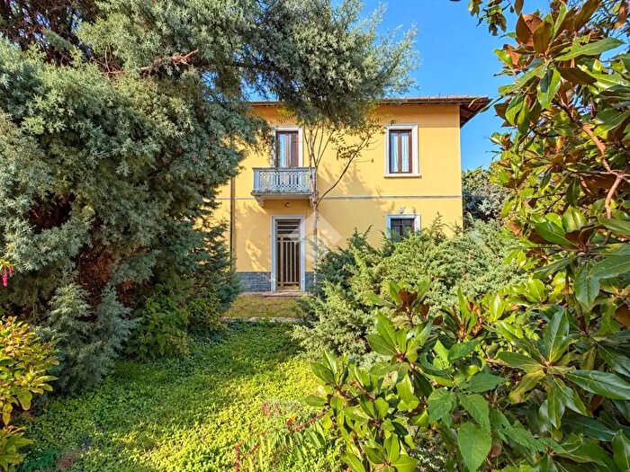 Casa quadrilocale in vendita in Vicolo Genova, Caronno Pertusella