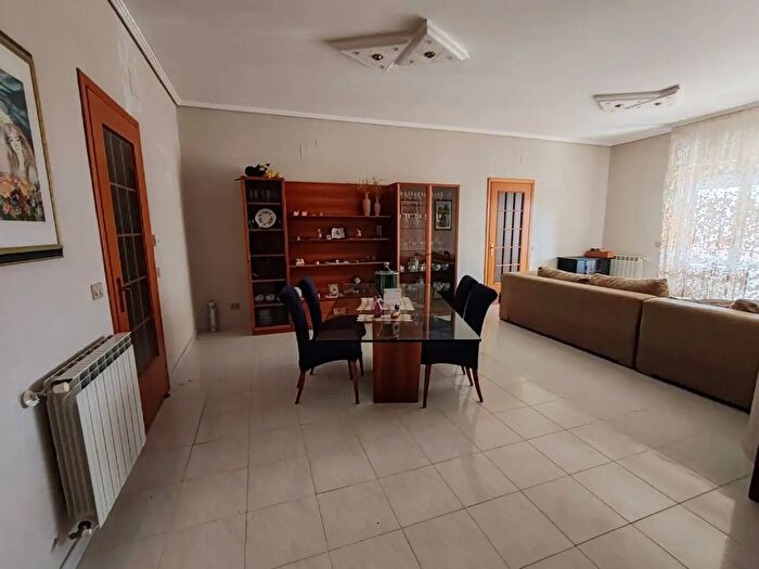 Appartamento con 5 locali in vendita in Via Albani, Floridia