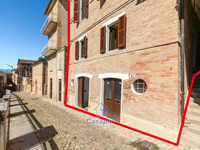 Casa con 6 locali in vendita in Via Ruggiero da Falerone, Falerone