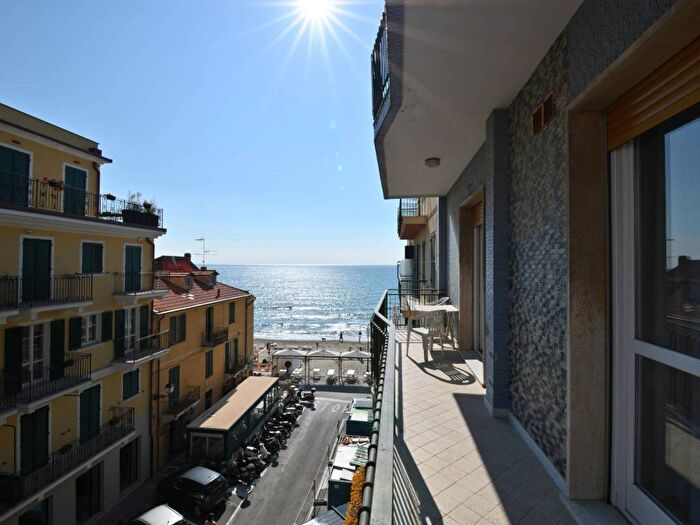 Appartamento trilocale in affitto in Piazza Andrea Doria, Borgo Coscia, Alassio