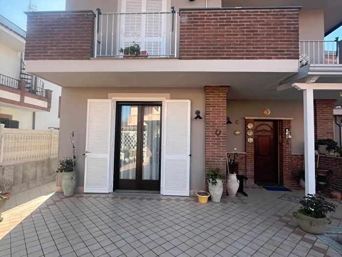 Casa quadrilocale in vendita in Via Modica, Castel Volturno