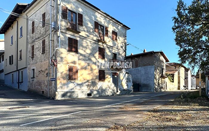 Casa con 6 locali in vendita in Via XX Settembre, Settimo Rottaro