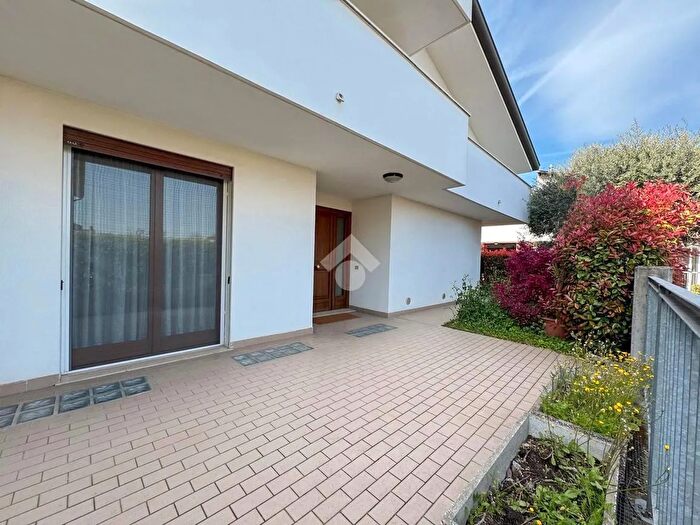 Casa con 6 locali in vendita in Via SantAntonio, Due Carrare