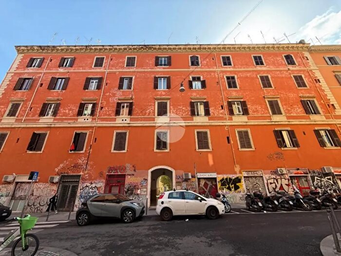 Appartamento bilocale in vendita in Via dei Marsi, Roma