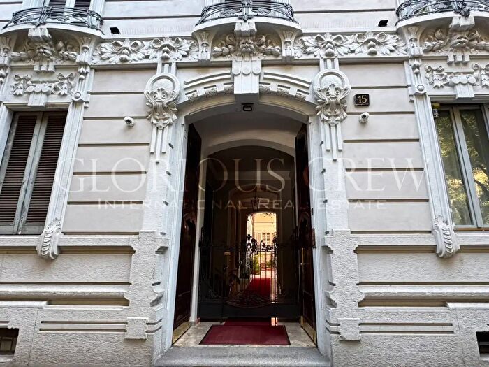 Appartamento quadrilocale in vendita in Via Bronzetti, Milano