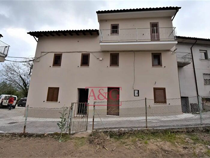 Casa con 8 locali in vendita in Via Villa Verri, Amandola