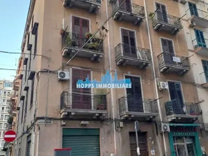Appartamento trilocale in vendita in Via Giovanni Aurispa, Palermo