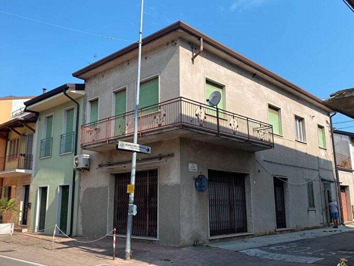 Casa con 6 locali in vendita in via principe amedeo, Villafranca di Verona