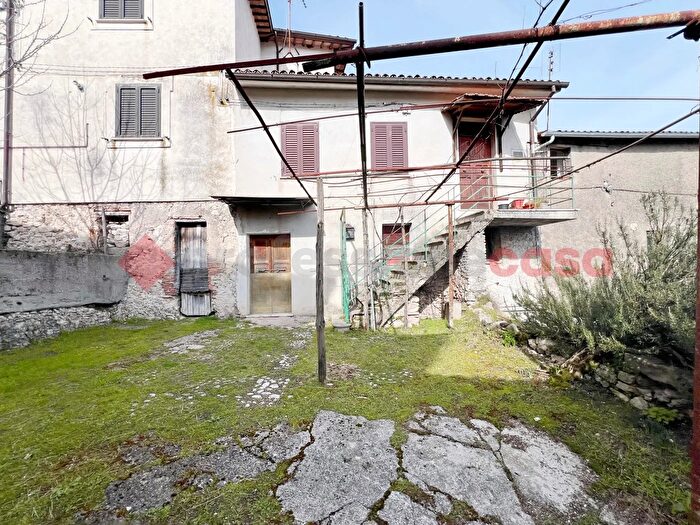 Appartamento quadrilocale in vendita in Via della Chiesa Snc, Rieti