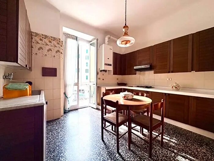 Appartamento quadrilocale in vendita in Via Albenga, Savona