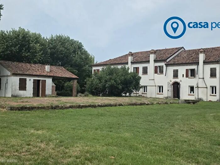 Casa con 6 locali in vendita in Via Casalveghe, Rovigo
