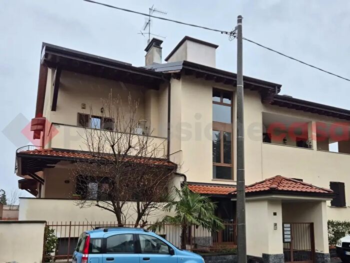 Appartamento quadrilocale in vendita in Via Petraca, Canegrate