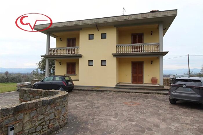 Casa con 7 locali in vendita in Loro Ciuffenna