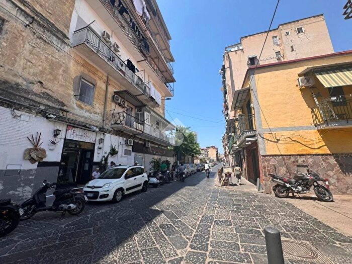 Appartamento trilocale in vendita in Via San Cosmo Fuori Porta Nolana, Napoli