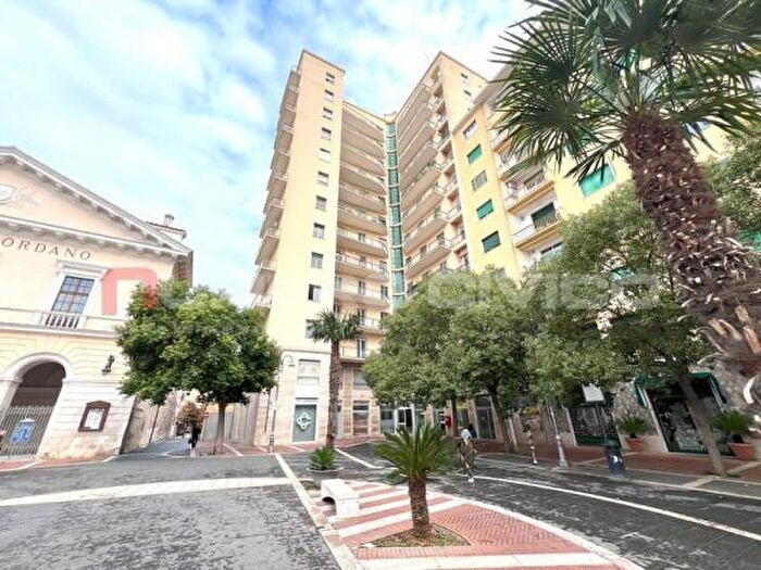 Appartamento quadrilocale in vendita in Piazza Cesare Battisti, Foggia