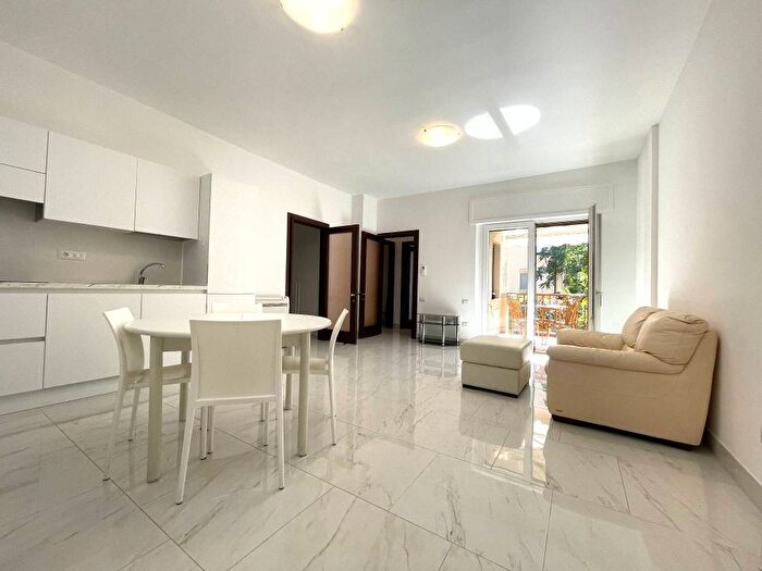 Appartamento trilocale in affitto in Via Enrico Besta, Monte Urpinu, Cagliari