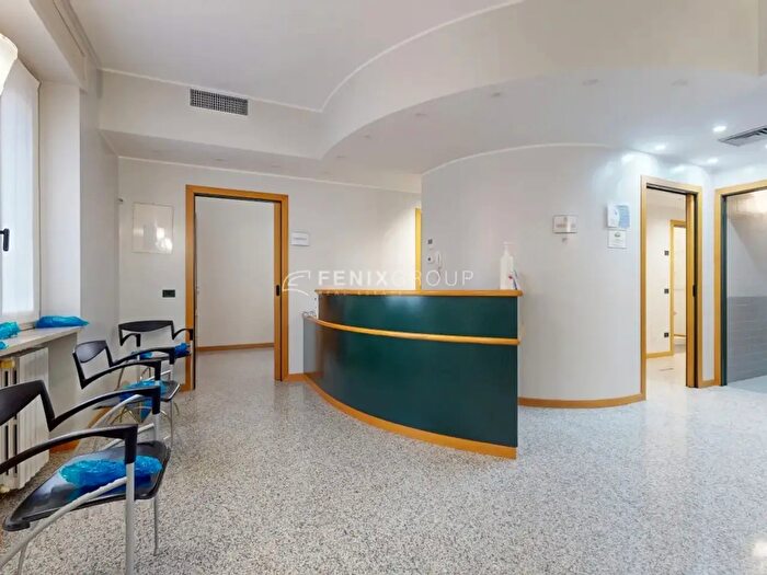 Casa con 10 locali in vendita in Via Martiri della Libertà, Locate Di Triulzi