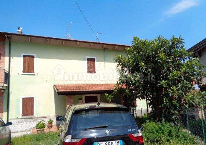 Casa con 8 locali in vendita in Castellarano