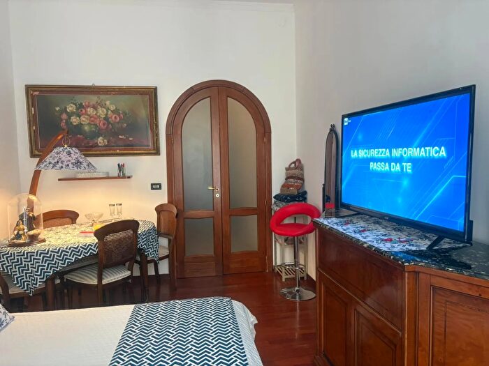 Appartamento monolocale in affitto in Via Toledo, Napoli