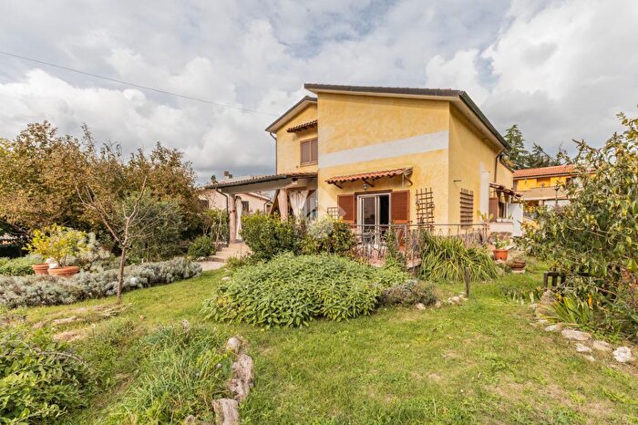 Casa con 6 locali in vendita in Via di Piazza Vascella, Ronciglione