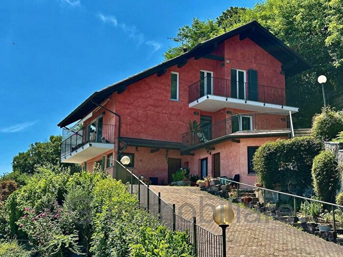Casa con 10 locali in vendita in Via Mottarone, Stresa