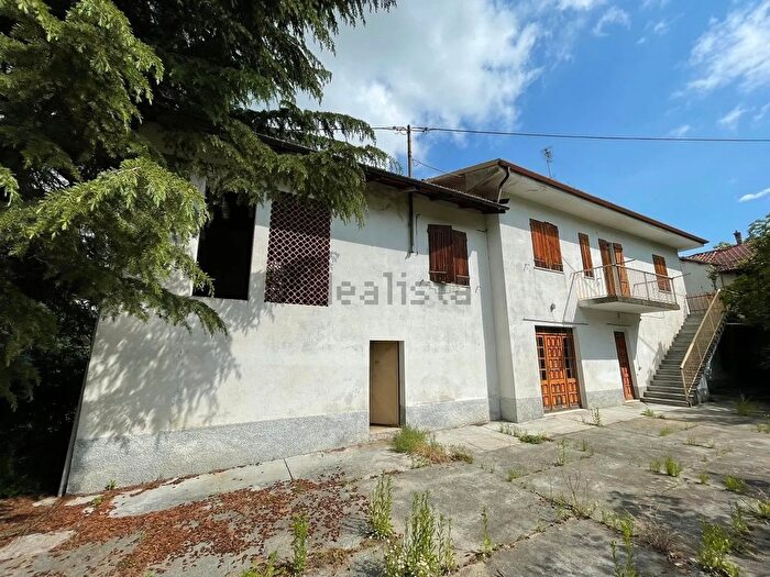 Casa con 10 locali in vendita in Vesime