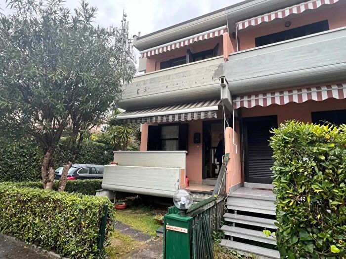 Casa con 6 locali in vendita in a Gioacchino Rossini, Massa