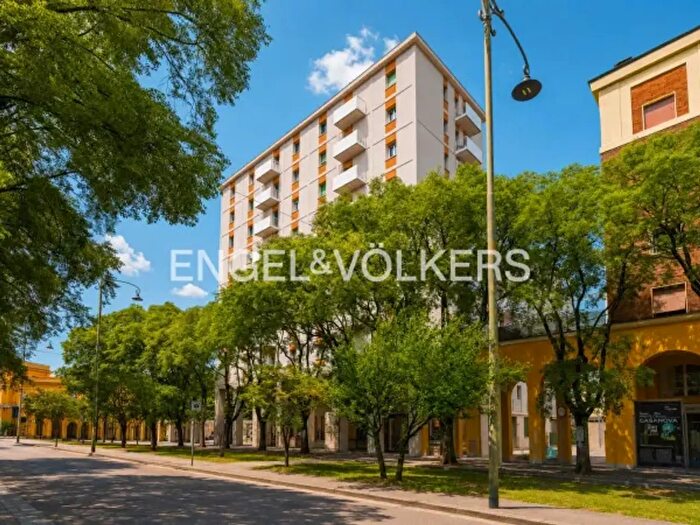 Appartamento con 6 locali in vendita in Viale Francesco Crispi, Modena