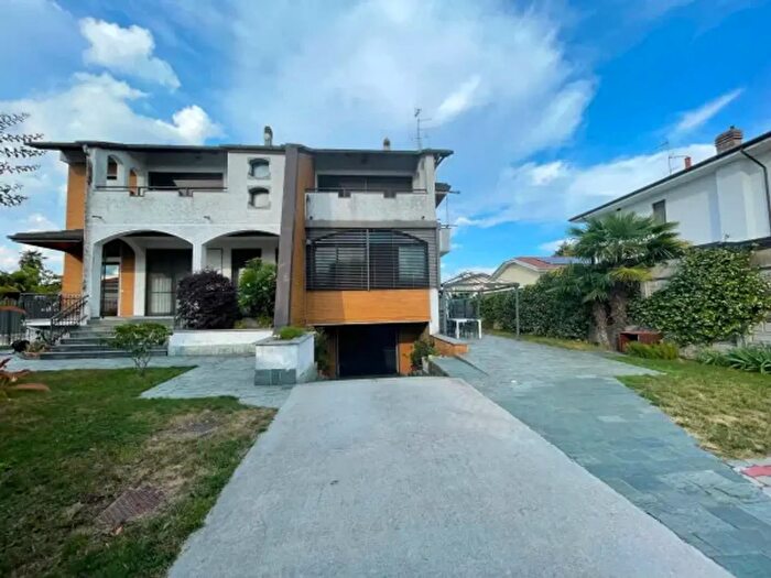 Casa con 6 locali in vendita in Via Milano, Inveruno
