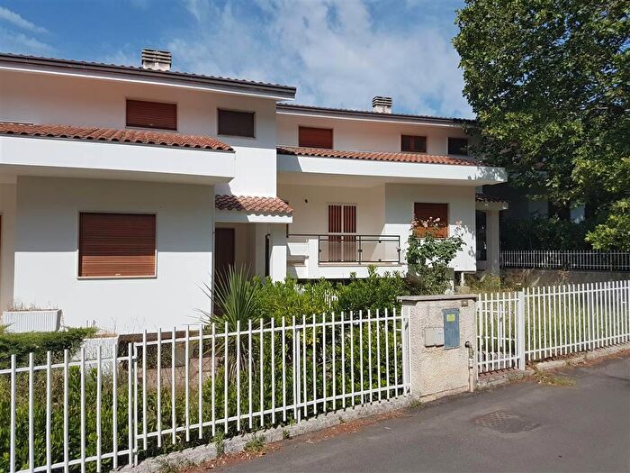 Casa con 10 locali in vendita in Via Papa Giovanni XXIII, Mendicino