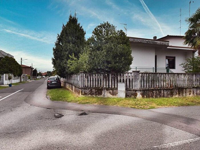Casa quadrilocale in vendita in Via Fosse Ardeatine, Centro, Busto Garolfo