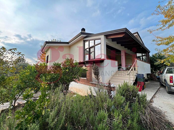 Casa con 6 locali in vendita in Via Firenze Snc, Amorosi