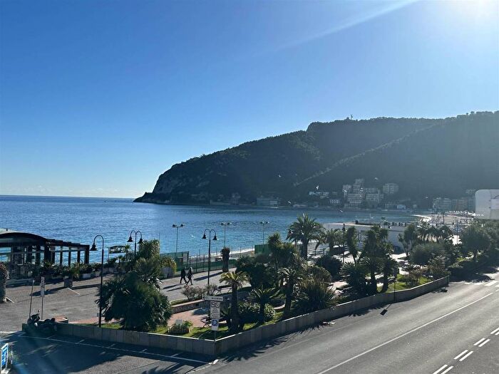 Appartamento trilocale in affitto in Centro, Noli