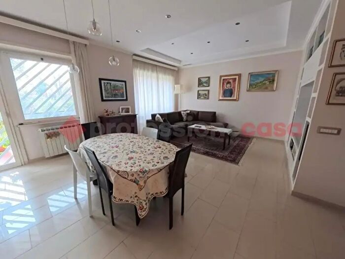 Appartamento quadrilocale in vendita in Via Peccioli, Roma