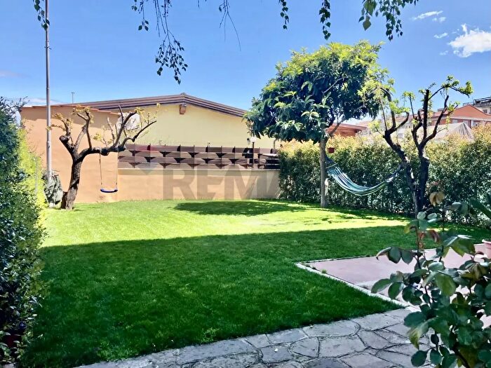 Appartamento trilocale in vendita in Via Giuseppe Lombardo Radice, Roma