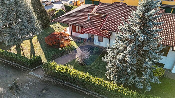 Casa con 7 locali in vendita in Via Ghiaie, Presezzo