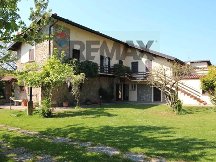 Casa con 6 locali in vendita in Via Catello, Villa DAdda