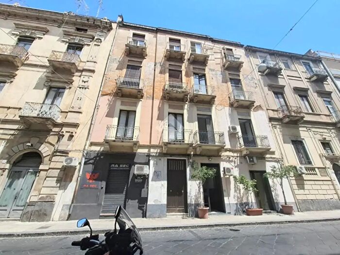 Appartamento trilocale in affitto in Via Conte Ruggero, Catania