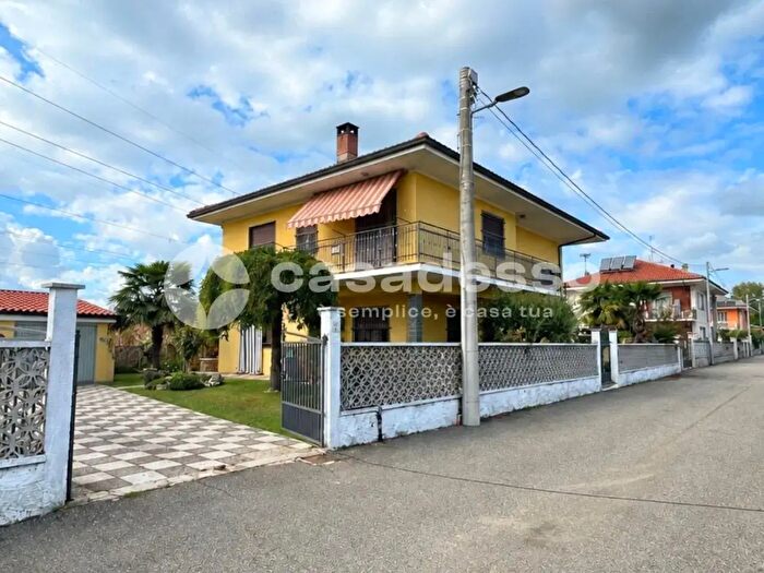 Casa con 8 locali in vendita in Via Francesco Garrone, Livorno Ferraris