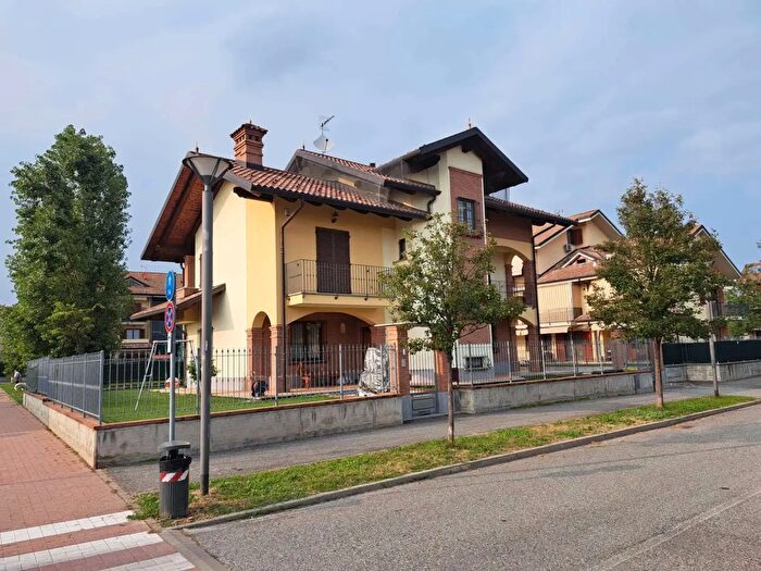 Casa con 8 locali in vendita in Cirie'
