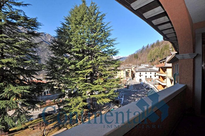 Appartamento trilocale in vendita in Via Sante Calvi, Piazza Brembana