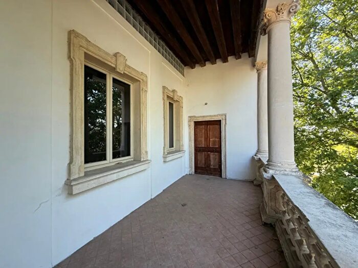 Appartamento con 7 locali in vendita in Strada del Megiaro, Vicenza