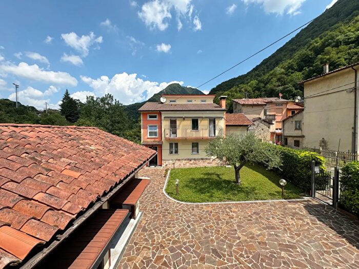 Casa con 7 locali in vendita in Contrada Zanchi di Novale, Valdagno