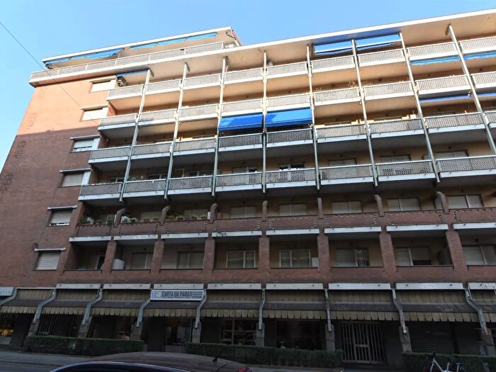 Appartamento con 8 locali in affitto in Via Genova, Torino